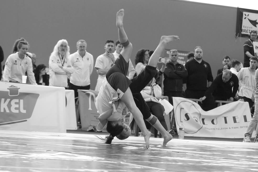 María Cadenas  realizó un extraordinario Europeo de Luchas Celtas, sumando dos medallas de oro, en la foto en la final de gouren  FILC