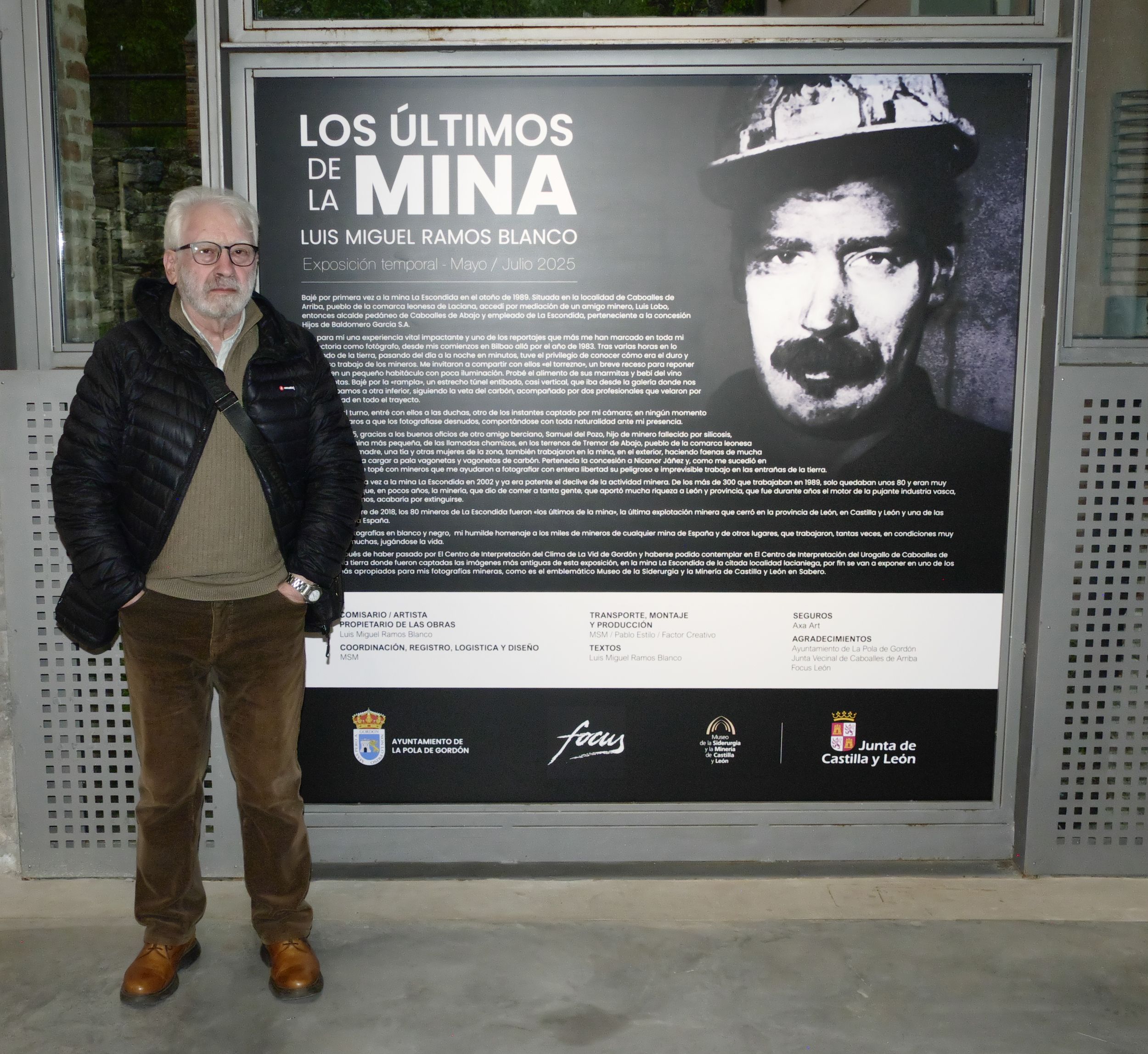 Luis Miguel Ramos Blanco, uno de los fundadores de Focus, junto al cartel de la exposición, con una fotografía del fallecido Juan Hurtado. Luis Miguel Ramos Blanco, uno de los fundadores de Focus, junto al cartel de la exposición, con una fotografía del fallecido Juan Hurtado.